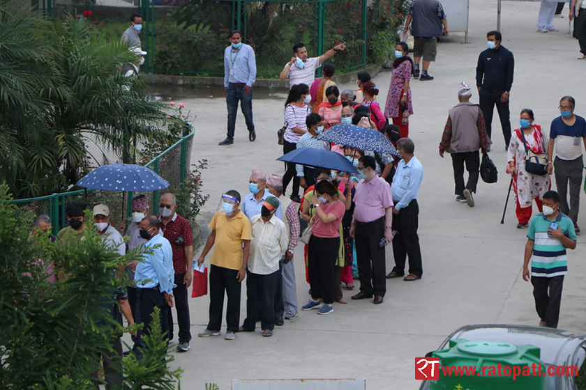 काठमाडौँमा भद्रगोल खोप अभियान : घण्टौँ कुर्दा लाइनमै ढले जेष्ठ नागरिक (भिडियो)