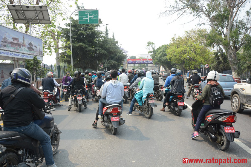 ‘अफिस टाइम’मा आवागमनः राजधानीका सडकमा बाक्लै देखिए सवारी (फोटोफिचर)
