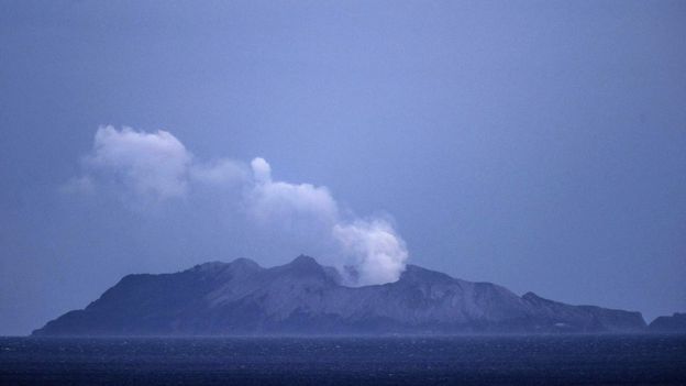 न्यूजिल्याण्डको ज्वालामुखीले लियो पाँचजनाको ज्यान, ३४ बाँच्न सफल
