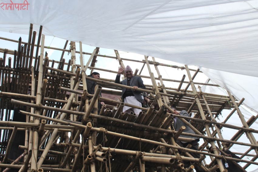 काष्ठमण्डपको खटमा चढेर प्रधानमन्त्री ओलीको अभिवादन (फोटोफिचर)