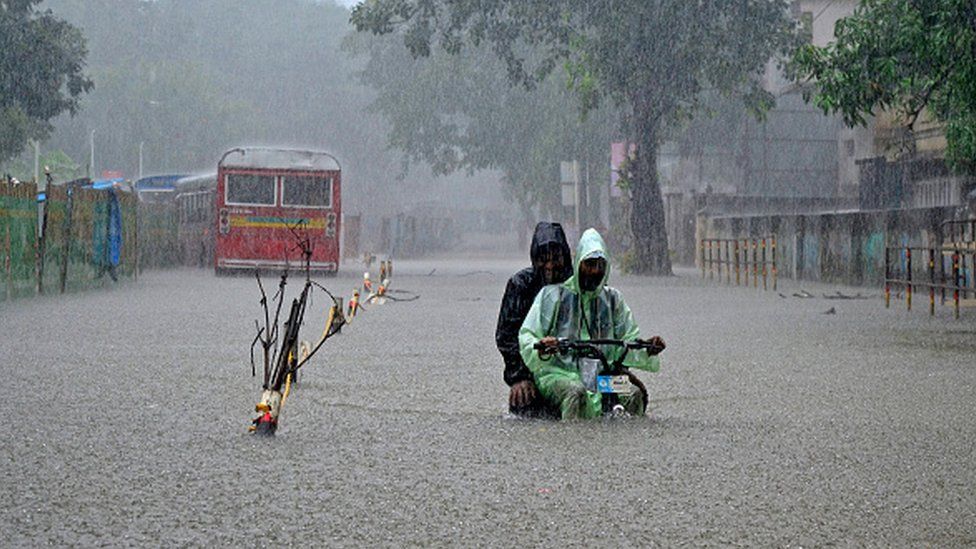 अविरल वर्षपछि भारतको वित्तीय राजधानी मुम्बईका धेरै क्षेत्र जलमग्न