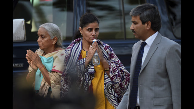 Wife, mother meet with jailed Indian officer in Pakistan