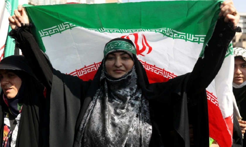 इरानमा हिजाब विरोधी प्रदर्शनको जवाफमा हिजाब लगाउनेहरुको र्‍याली निस्कियो