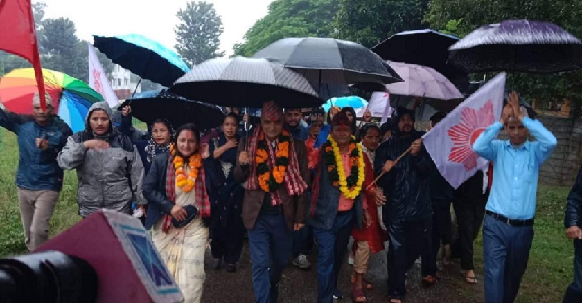 छाता ओडेर नै उम्मेदवारी दर्ता गराउन गए यामलाल कँडेल