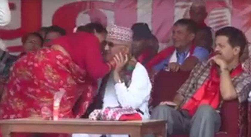 कार्यकर्ताले गरिन्  ओलीलाई मंचमा नै ‘किस’, भिडियो बन्यो भाइरल