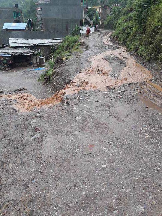 बाग्लुङ्गमा खोलाले सयौं रोपनी खेत बगर बन्यो  आधा दर्जन वस्ती जोखिममा, यातयात ठप्प (हेर्नुस तस्वीरमा)