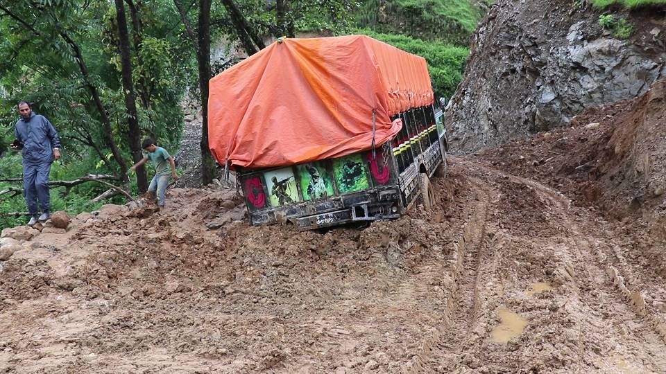 असारे विकासको कन्त विजोकः पहाडका ‘डेन्जर’ जोनमा यस्तो यात्रा (हेर्नुस तस्वीर सहित)