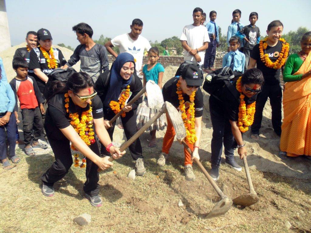 Foreign volunteers team return home learning folk culture and art